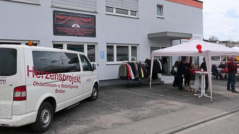 Gegen eine Spende fuer die Obdachlosenhilfe kann jeder in Goelshausen Schnaeppchen machen